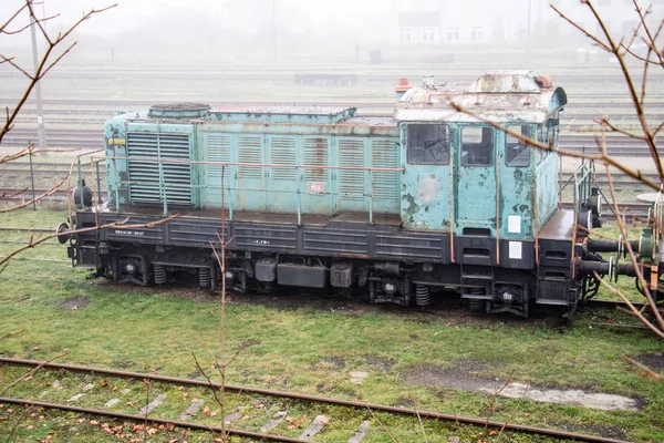Viejos trenes oxidados. Vieja pista abandonada, de lado con el viejo tra sucio — Foto de Stock