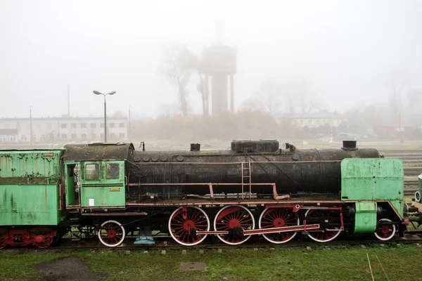 Oude roestige treinen. Oude verlaten spoor, siding met vuile oude tra — Stockfoto