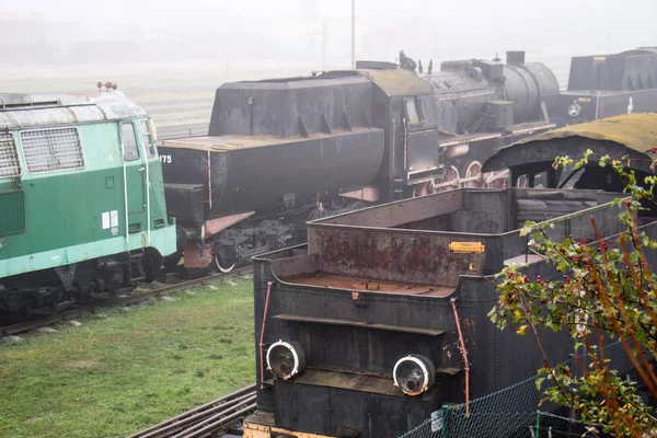 Old rusty trains. Old abandoned track, siding with dirty old tra — Stock Photo, Image