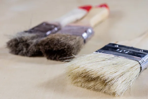 Vecchi pennelli per dipingere, lattine di vernice su tavolo di legno. Vernice — Foto Stock