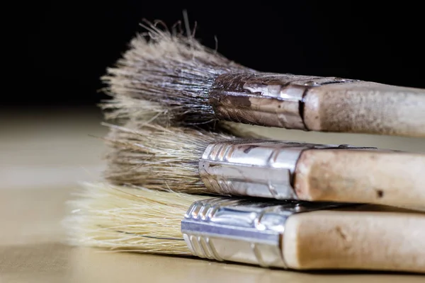 Boya eski fırçaları için boya, kutular ahşap masa üzerinde boya. Boya