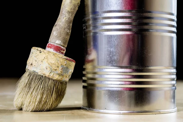 Old paintbrushes for paint, Cans of paint on wooden table. Paint — Stock Photo, Image