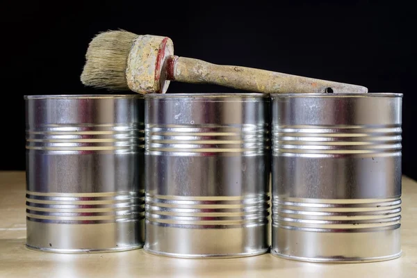 古いペイント ブラシ、塗料、木製のテーブルのペンキの缶。ペイント — ストック写真