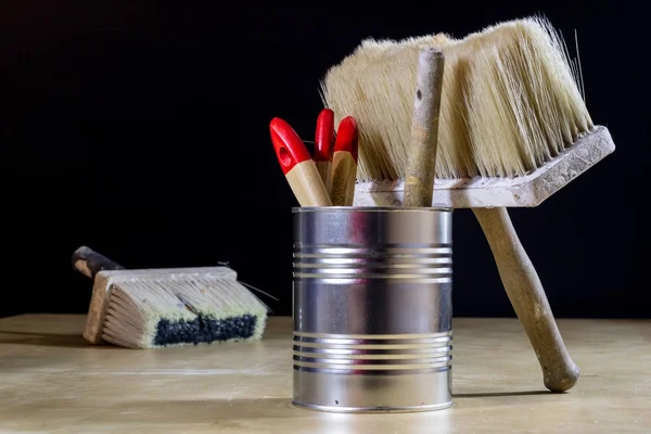 Old paintbrushes for paint, Cans of paint on wooden table. Paint — Stock Photo, Image