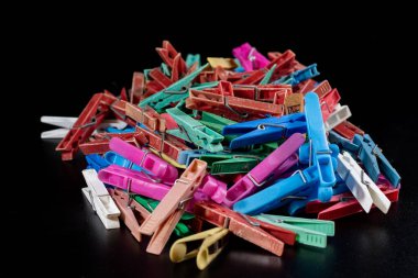 Siyah bir tezgah üzerinde eski plastik tokalar. Çok yıpranmış üzerinde kısaltıldı 