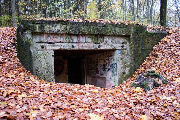Старые бункеры времен Второй мировой войны. Немецкие укрепления у реки По
