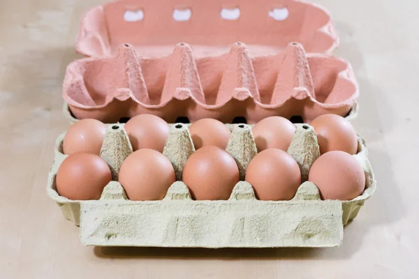 Яйца в плесени на деревянном кухонном столе. Куриное яйцо на кухне — стоковое фото