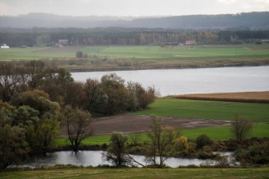 Güzel nehir Polonya. İrtifa Swiec Köyü