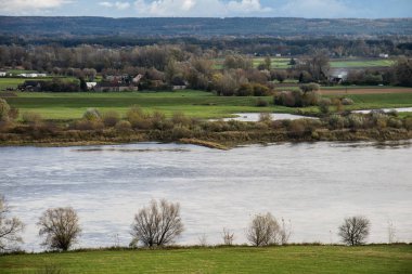 Güzel nehir Polonya. İrtifa Swiec Köyü