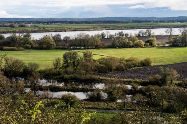 Güzel nehir Polonya. İrtifa Swiec Köyü