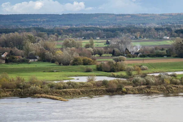Güzel nehir Polonya. İrtifa Swiec Köyü