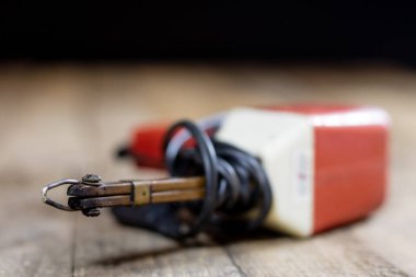 Elektronik Atölyesi. Elektrik metre ve havya.