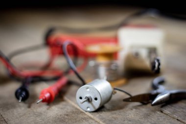 Elektronik Atölyesi. Elektrik metre ve havya.