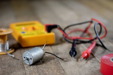 Elektronik Atölyesi. Elektrik metre ve havya.