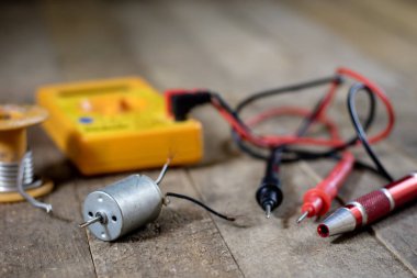 Elektronik Atölyesi. Elektrik metre ve havya.