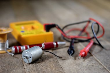 Elektronik Atölyesi. Elektrik metre ve havya.