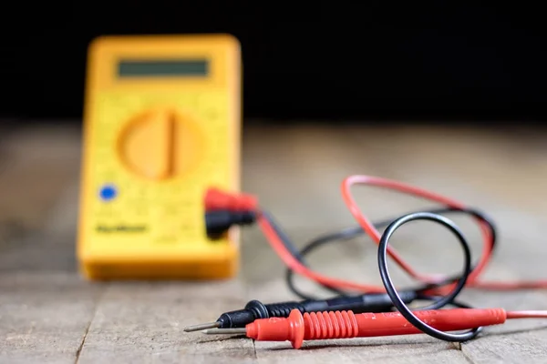 Elektronische workshop. Elektrische meter en soldeerbout. — Stockfoto