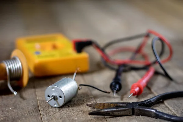 Taller electrónico. Medidor eléctrico y soldador . — Foto de Stock