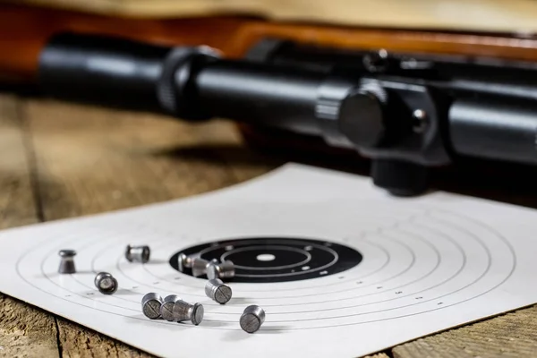 Schießen, Luftdruckwaffe mit Schild und Schrotflinte auf den Schützen — Stockfoto