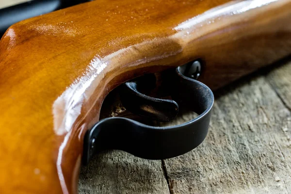 Schieten, pneumatische wapen met schild en shotgun op de shooti — Stockfoto