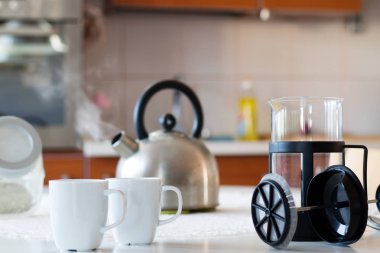 Sabah yerba çay. Cafetiere mutfak lezzetli çay demlendi 