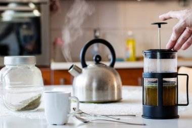 Sabah yerba çay. Cafetiere mutfak lezzetli çay demlendi 