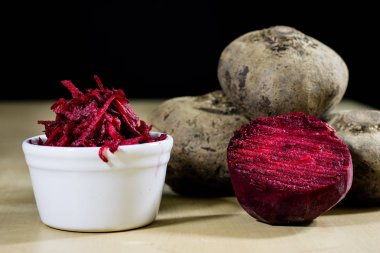 Beetroots talaşı rendelenmiş. Ahşap yemek masası. Siyah backgro