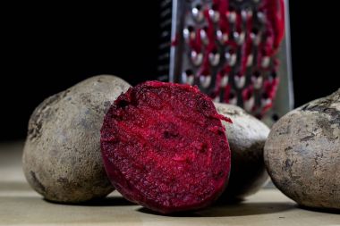 Beetroots talaşı rendelenmiş. Ahşap yemek masası. Siyah backgro