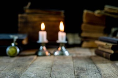 Eski kitaplar ve ahşap bir masa mum. Eski odası, okuma odası.