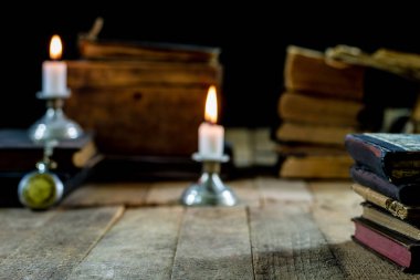 Eski kitaplar ve ahşap bir masa mum. Eski odası, okuma odası.