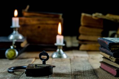 Eski kitaplar ve ahşap bir masa mum. Eski odası, okuma odası.