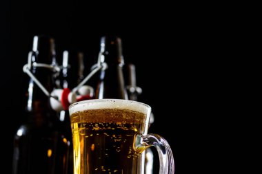 Bir bardak bira ahşap bir masa üzerinde lezzetli bira. Bira bira ve bira bo