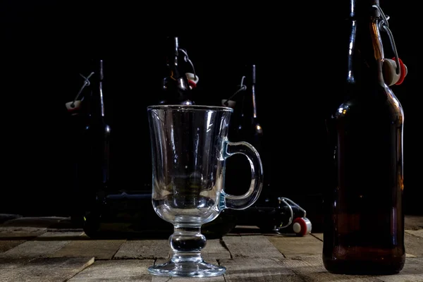 Пинту вкусного пива на деревянном столе. Пиво в пинте и пиве бо — стоковое фото