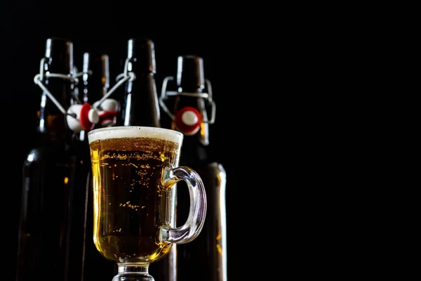 Una pinta de cerveza sabrosa en una mesa de madera. Cerveza en pinta y cerveza bo — Foto de Stock