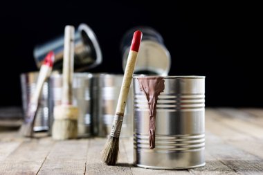 Kutu boya ve fırça ahşap bir masa üzerinde. Fırçaları ile boyama