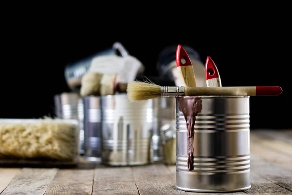 Latas de pintura y pincel sobre una mesa de madera. Pintura con pinceles —  Fotos de Stock