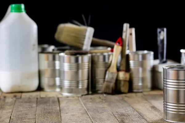 Blikken van verf en penseel op een houten tafel. Schilderen met borstels — Stockfoto