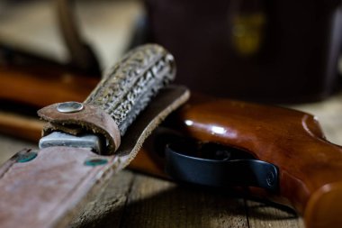 silah, pnömatik ve ahşap bir masa üzerinde ateşli silah. Üzerinde masa