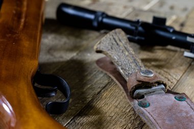 silah, pnömatik ve ahşap bir masa üzerinde ateşli silah. Üzerinde masa