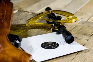 silah, pnömatik ve ahşap bir masa üzerinde ateşli silah. Üzerinde masa