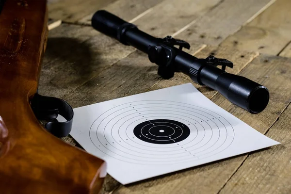Strzelanie, pneumatyczne i broni palnej na drewnianym stole. Tabela na — Zdjęcie stockowe