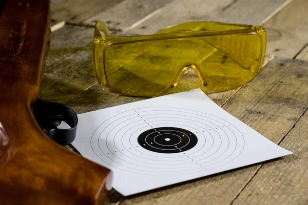 Strzelanie, pneumatyczne i broni palnej na drewnianym stole. Tabela na — Zdjęcie stockowe