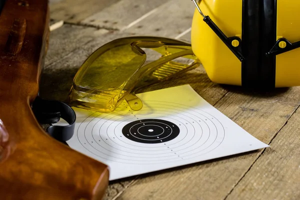 Schießen, Luftdruck- und Schusswaffen auf einem Holztisch. Tisch auf der — Stockfoto