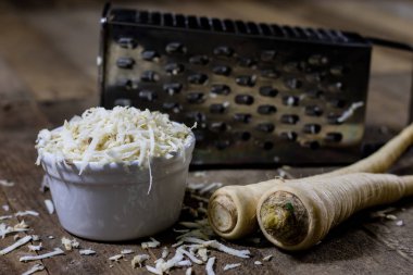 Rende kökte maydanoz kökü. Rendeleyin ve maydanoz eski kiti