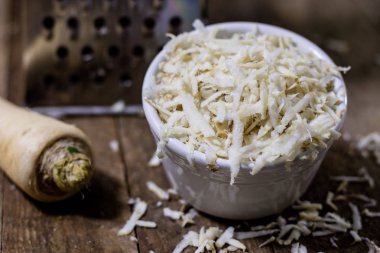 Rende kökte maydanoz kökü. Rendeleyin ve maydanoz eski kiti