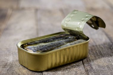 Bir konserve balık Ahşap mutfak masasında. İçin can yanında