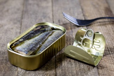 Bir konserve balık Ahşap mutfak masasında. İçin can yanında