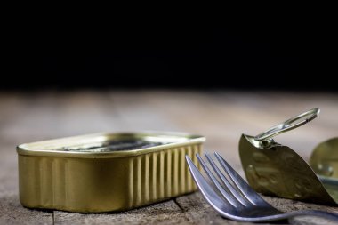 Bir konserve balık Ahşap mutfak masasında. İçin can yanında