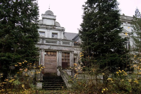 Staré zříceniny manor house. Starý park s ruiny zámku. Zřícené m — Stock fotografie