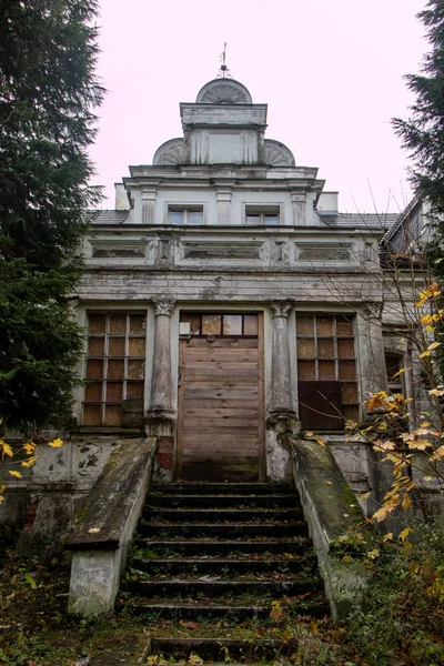 Staré zříceniny manor house. Starý park s ruiny zámku. Zřícené m — Stock fotografie